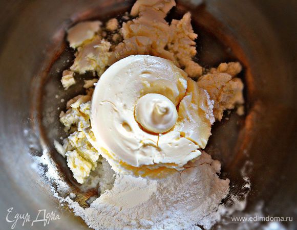 Отдельно взбейте сливочный сыр (Альмете или Филадельфия) с сахарной пудрой и лимонным соком.