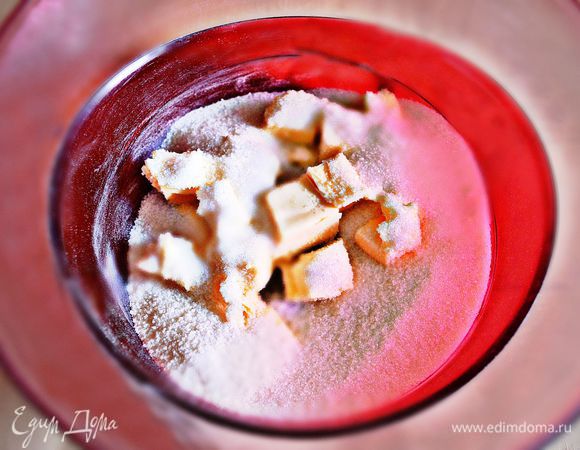 В третьей ёмкости взбить размягчённое сливочное мало с 1 ст сахара и ванильным сахаром до кремообразного состояния.