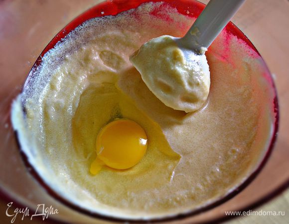 Добавьте, продолжая взбивать, по одному яйцу (всего 3 яйца) к сахарно-масляной смеси.