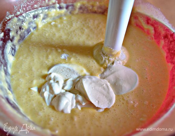 Затем добавьте попеременно порциями сметану и муку, продолжая взбивать.