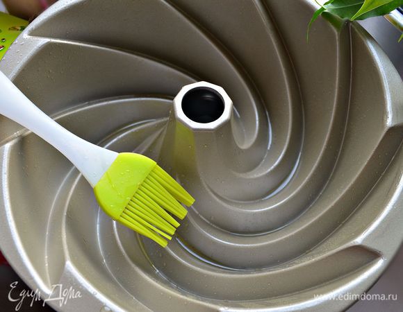 Форму для кекса смазать растительным маслом, присыпать манкой.