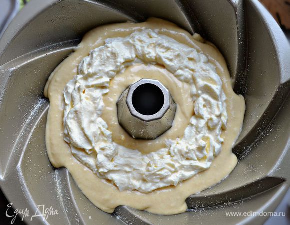 Выложить половину теста в большую форму для кекса. Сверху выложите сливочный сыр, не доходя до стенок формы по 1- 1,5 см.