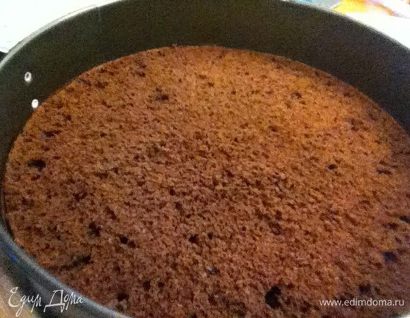 Я воспользовались уже знакомым мне и вам бисквитом на красном вине от Ирины http://www.edimdoma.ru/retsepty/56403-shokoladnyy-tort-na-krasnom-vine. От себя в рецепт я внесла лишь незначительные изменения: еще немного уменьшила количество сахара, не отливала жидкую основу на ганаш, а использовала весь объем, не увеличивая при этом количество муки и взяла форму по-больше, 26 см. Готовый корж я разрезала пополам. Из одной половинки сделала основу, которую пропитала разведенной в воде сгущенкой.