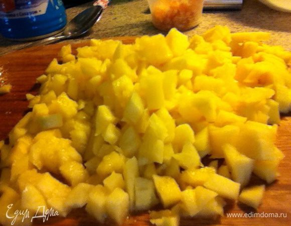 Манго очистила и нарезала мелким кубиком. Из 80 гр воды и 40 гр сахара сварила сироп и в нем проварила манго 3-4 минуты.