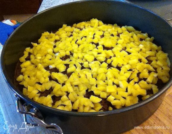 Манго охладила и выложила на основу. Можно использовать 2 манго, фруктовая прослойка получится богаче.