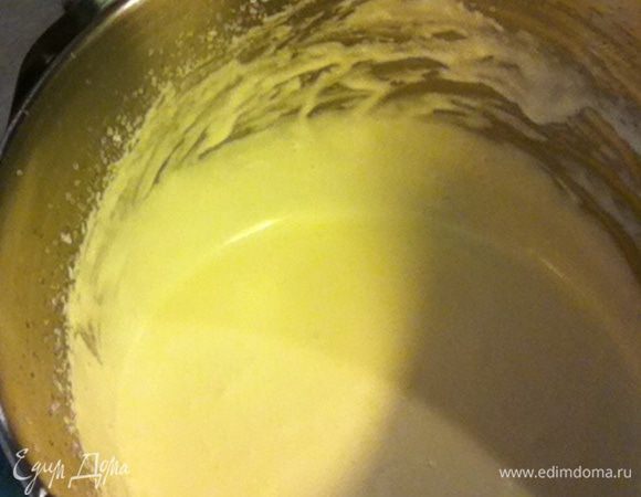 Приступаем к муссу. Желатин и 50 гр воды поместить в посуду, которую мы поставим на водяную баню и, помешивая растворим желатин. Сливки взбить до мягких пиков, добавить сгущенное молоко, продолжая взбивать на меньшей скорости. Затем тонкой струйкой ввести желатин, не переставая взбивать, хорошенько все перемешать. Мой крем получился жидковат, поэтому я поставила его на 3 минуты в холодильник, а затем распределила поверх слоя с манго.