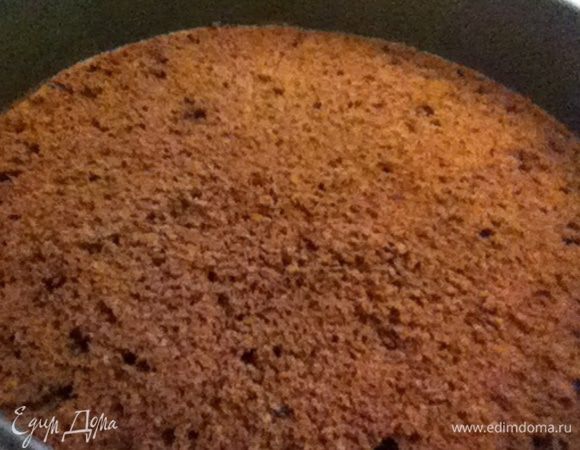 Сверху на мусс положила второй пласт бисквита и убрала торт на 3 часа в холодильник.