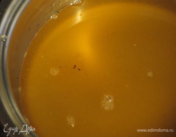 Выжать сок из апельсинов и лимона, добавить в сахарный сироп, перемешать.