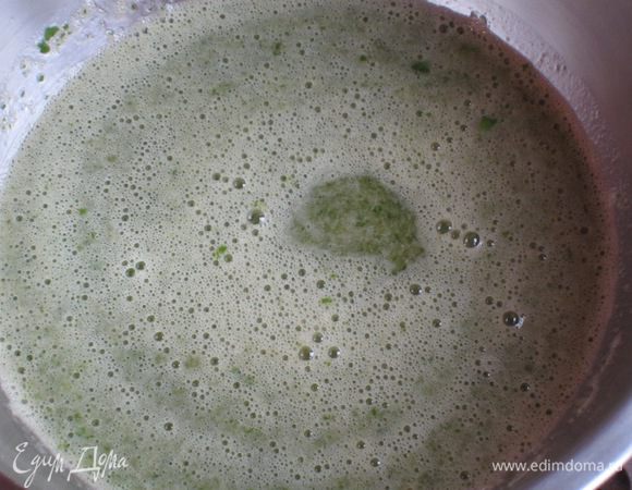 Добавить банан, базилик и пюрировать блендером.