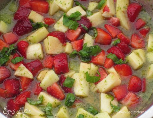 Выложить фрукты в маринад, добавить мелко порезанный базилик и поставить в прохладное место на 2 часа.