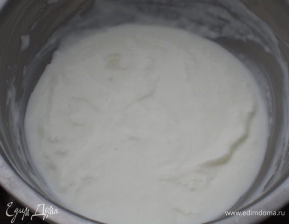 Йогуртовое мороженое: Йогурт соединить со сливками и сахаром, поставить в морозильную камеру на 30 минут. Через каждые 15 минут достаем из морозилки мороженое и перемешиваем. Повторяем эту процедуру 5-6 раз.