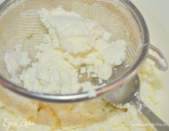 Творог протереть через сито, даже можно дважды, чтобы он стал очень однородным.