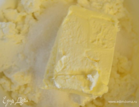 Добавить мягкое сливочное масло,сметану, сгущенку и растереть все очень тщательно до однородности.