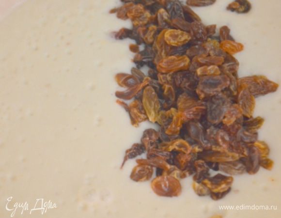 Изюм промыть, обсушить и добавить в массу, перемешать.