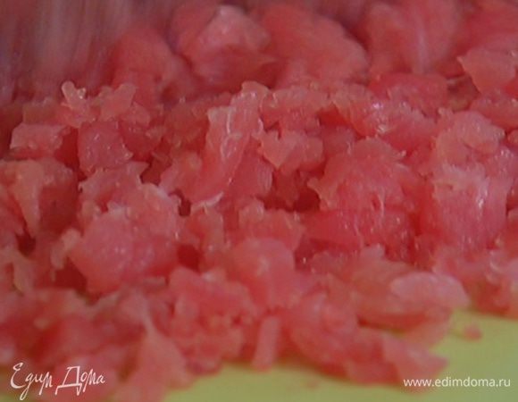 Филе тунца порубить ножом очень мелко.