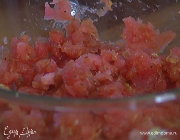 Тунца соединить с имбирем и чесноком, влить соевый соус, посолить, поперчить и перемешать.