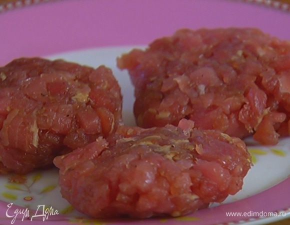 Сформировать из фарша небольшие котлетки и отправить их на несколько минут в морозилку.
