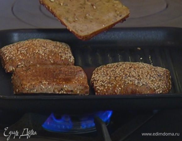 Разогреть сковороду-гриль и обжарить половинки булочек.