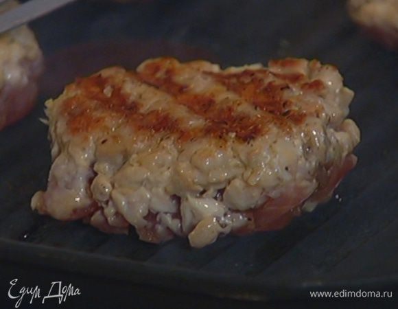 Хлеб переложить на тарелку, а на сковороду-гриль выложить котлетки, сбрызнуть оставшимся оливковым маслом и обжарить с двух сторон до готовности.