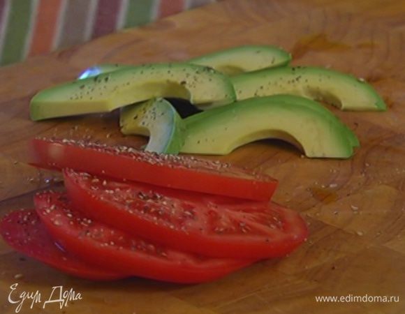 Помидор и авокадо посолить и поперчить.