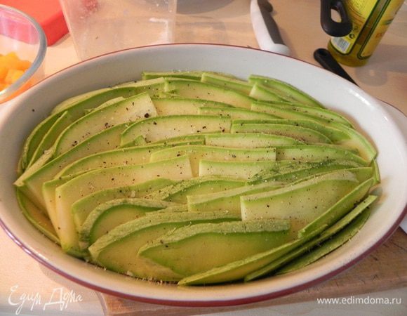 Плотно уложить в форму срезом вверх. Приправить солью и перцем, присыпать травами и измельченным чесноком(даже лучше оставить целые зубчики), сбрызнуть оливковым маслом и поставить в разогретую до 180С духовку на 40 мин. После чего увеличить температуру до 225С и включить гриль, выпекать еще 5-7 мин, до золотистого цвета.