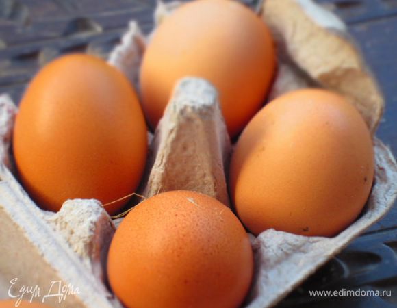 Яйца опустить вхолодную воду, поставить на огонь и варить 8-9 минут с момента закипания воды. Яйца почистить.