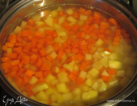 Картофель и морковь нарезать кубиками и отварить в кипящей подсоленной воде 15 минут. Откинуть на дуршлаг.