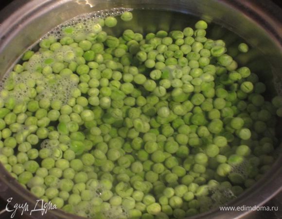 Бланшировать горошек в кипящей воде 5 минут. Откинуть на дуршлаг.