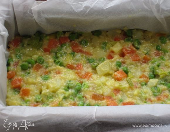 Половину массы выложить в форму для кекса с пергаментом....