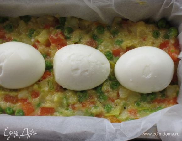 Выложить яйца, сваренные в крутую...