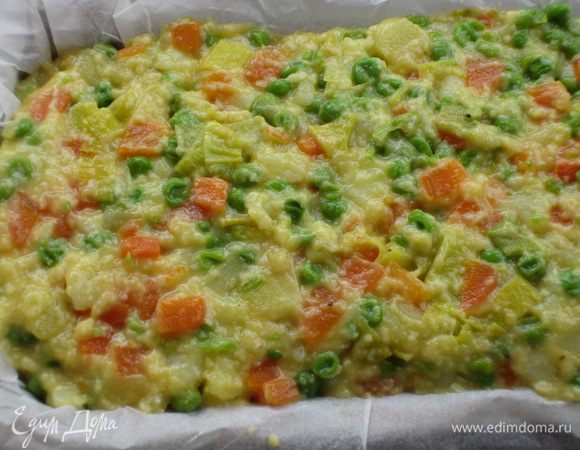 Сверху выложить вторую половину овощной массы и поставить в разогретую до 180 ° С духовку на 40-45 минут.