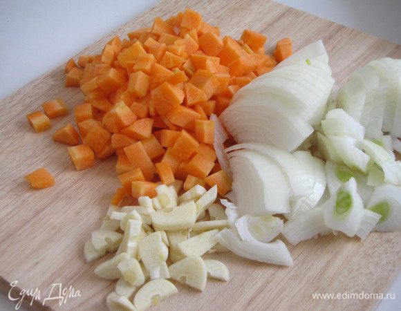 Репчатый лук нарезать четвертинками колец, чеснок — тонкими пластинками, морковь — кубиками.