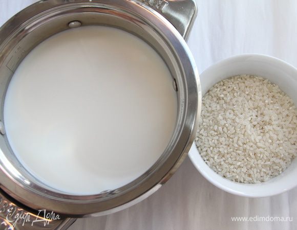 Довести до кипения 800 г молока, добавить рис и варить 20-25 минут, помешивая. 
Разогреть духовку до 180*С.