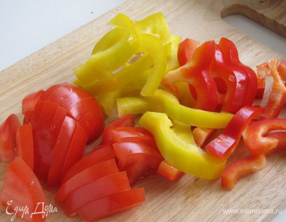 Болгарские перцы и помидоры нарезать четвертинками колец.