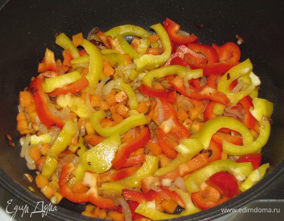 Добавить морковь и болгарский перец, жарить примерно 5 минут, помешивая.