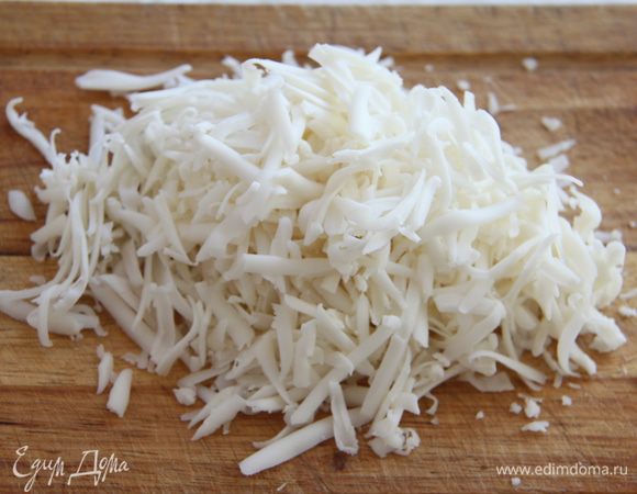 Овечий (у меня козий) сыр натереть на тёрке.