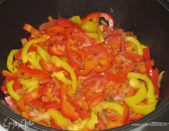 Добавить нарезанные помидоры. Перемешать и потушить под крышкой минут 5.