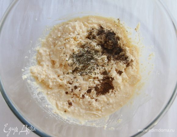 Добавить пряности, перемешать.
