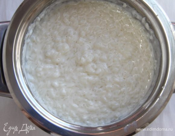 В конце варки кашу посолить (примерно 1 ч.л. соли без верха). Дать каше остыть (лучше переложить на плоскую тарелку).