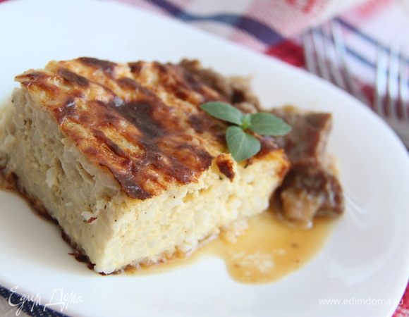 Подавать запеканку тёплой, с мясной поджаркой. Приятного аппетита)))