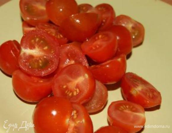 Помидорки порезать пополам.