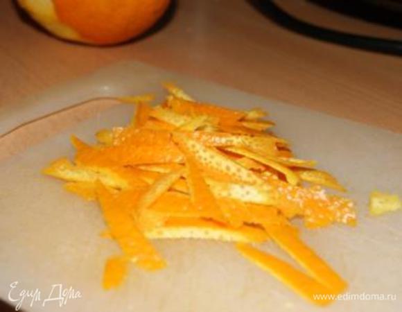 Цедру апельсина порезать соломкой.