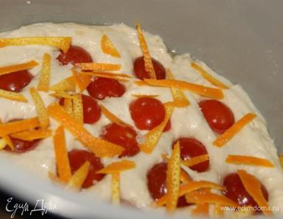 Чашу мультиварки смазать маслом, выложить тесто, в тесто вдавить черри, посыпать цедрой, оставить на полчаса. Установить режим "Мультиповар" на 160 гр. на 35 минут.