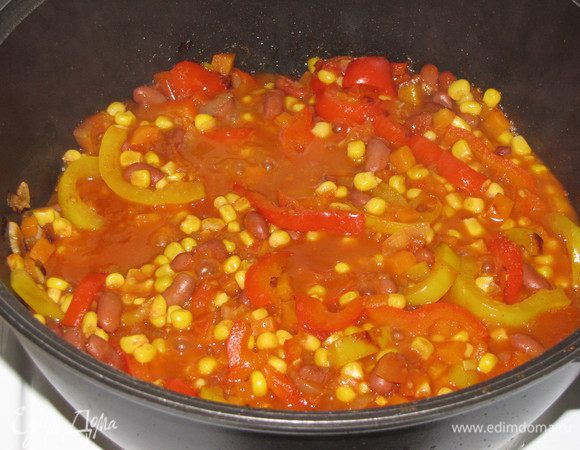 Выложить в сотейник к овощам консервированную кукурузу и фасоль (я взяла фасоль в томатном соусе).
