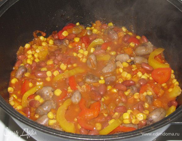 Добавить к овощам сердечки. Посолить, приправить паприкой, перцем чили и корицей. Перемешать и томить на медленном огне под крышкой 10 минут.