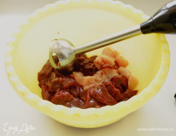 Печень и грудку порезать на кусочки. Пюрировать до однородной консистенции.