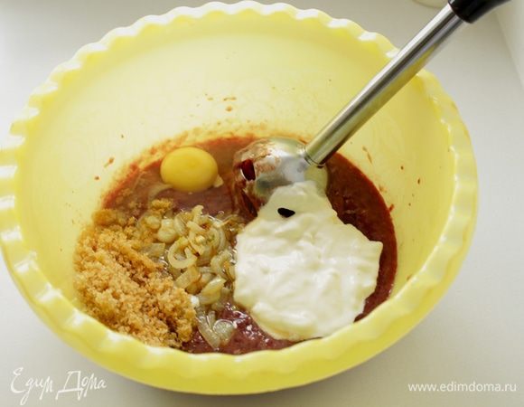 Порезать мелко лук и прижарить до золотистого цвета на половине сливочного масла. Поджарить на оставшемся сливочном масле панировочные сухари в течение пары минут.
Добавить в блендер все ингредиенты и пюрировать до однородной консистенции.