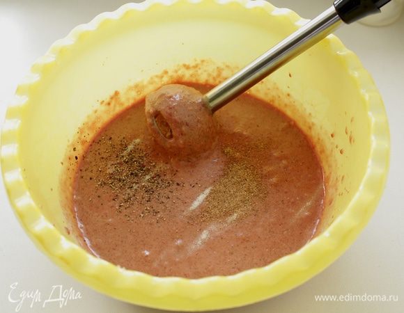 Добавить мускатный орех, соль, перец по вкусу.