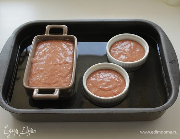 Смазать формы, сливочным маслом.
Выложить фарш в форму плотно закрыть фольгой.
Налить в противень воду (3- 4 см) и поставить форму с патэ.
Запечь на водяной бане в течение 1 часа. 