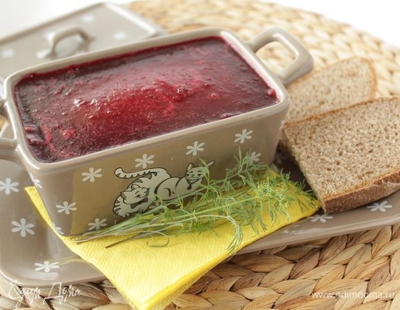 Для ягодного желе: разморозьте ягоду, добавьте воды, нагрейте до кипения. Затем протрите ягоду через сито,добавьте все остальные ингредиенты, в последнюю очередь быстрорастворимый желатин (можно немного подогреть ягоду). Хорошенечко размешайте. Залить пате. Отправить в холодильник на ночь.